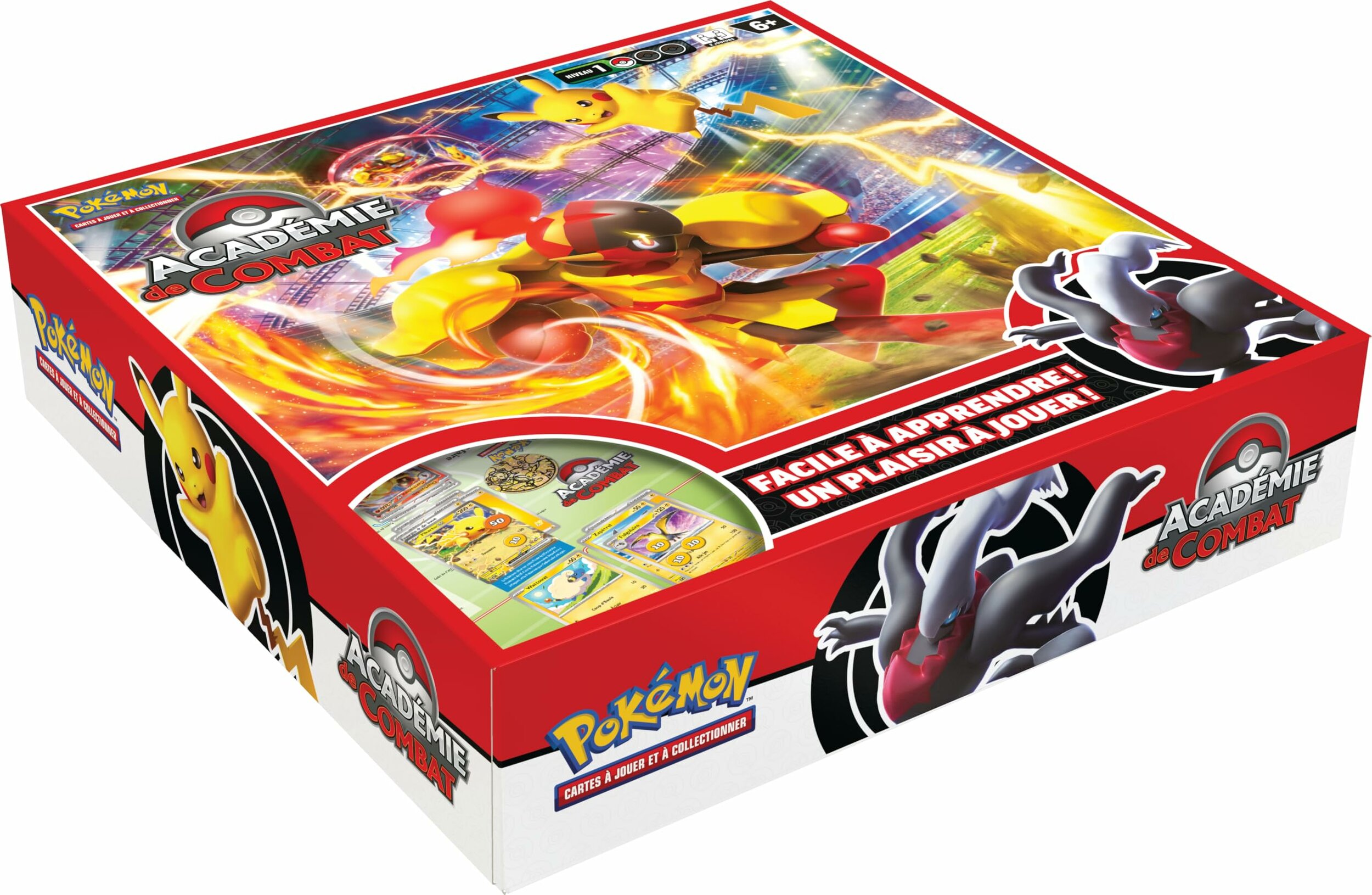Boîte de lAcadémie de Combat 2024 vue de trois quarts, Carmadura et Pikachu sur le couvercle