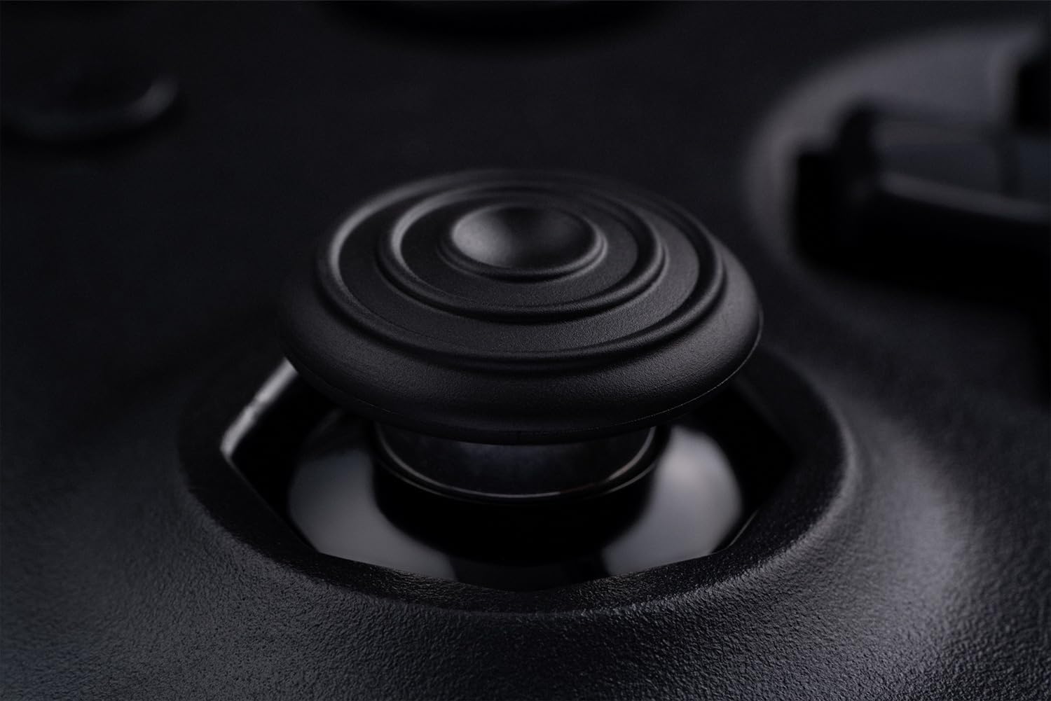 Gros plan du stick analogique de la manette 8BitDo 64