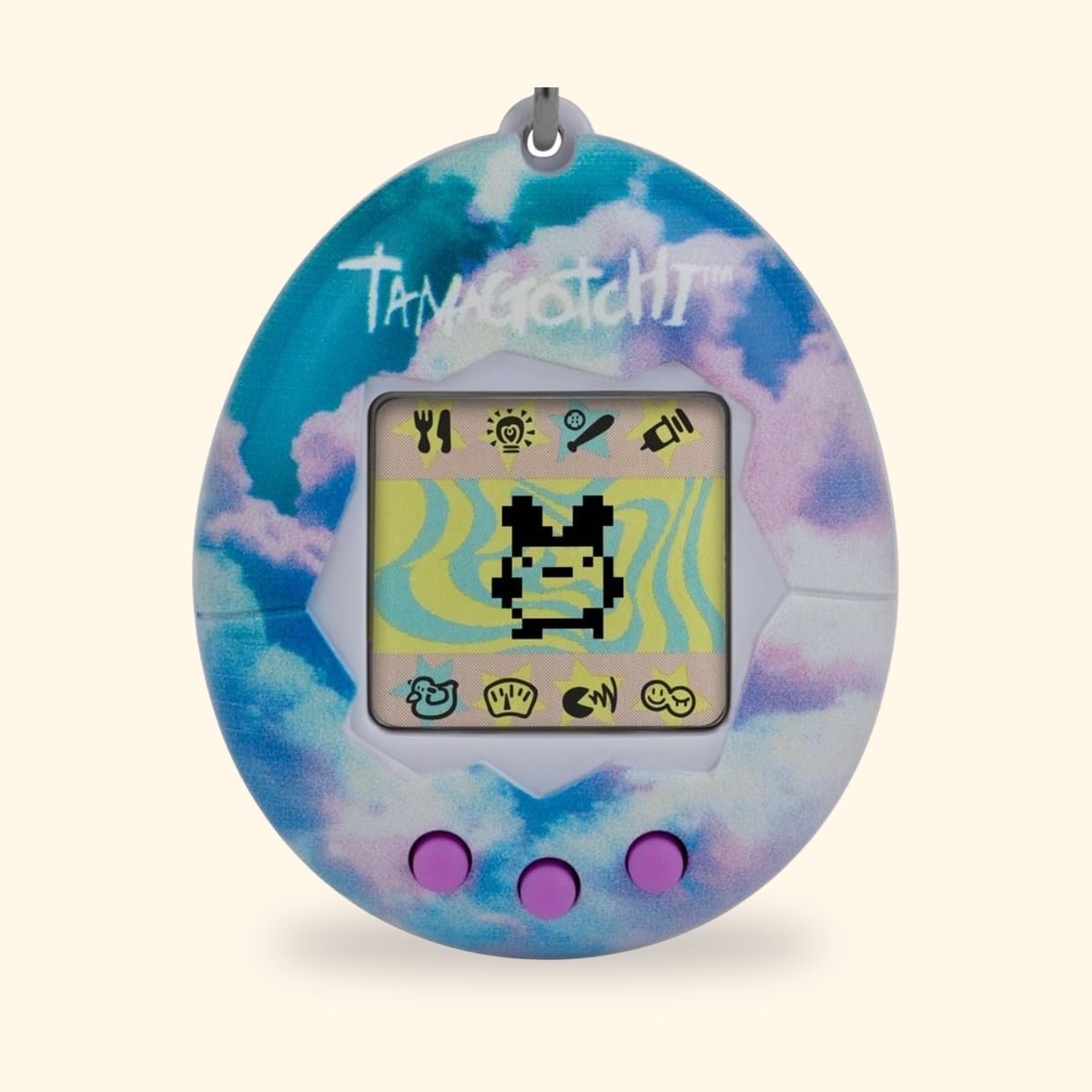 Tamagotchi Original Sky à coque bleu ciel et violette avec nuages et boutons violets, sur fond crème