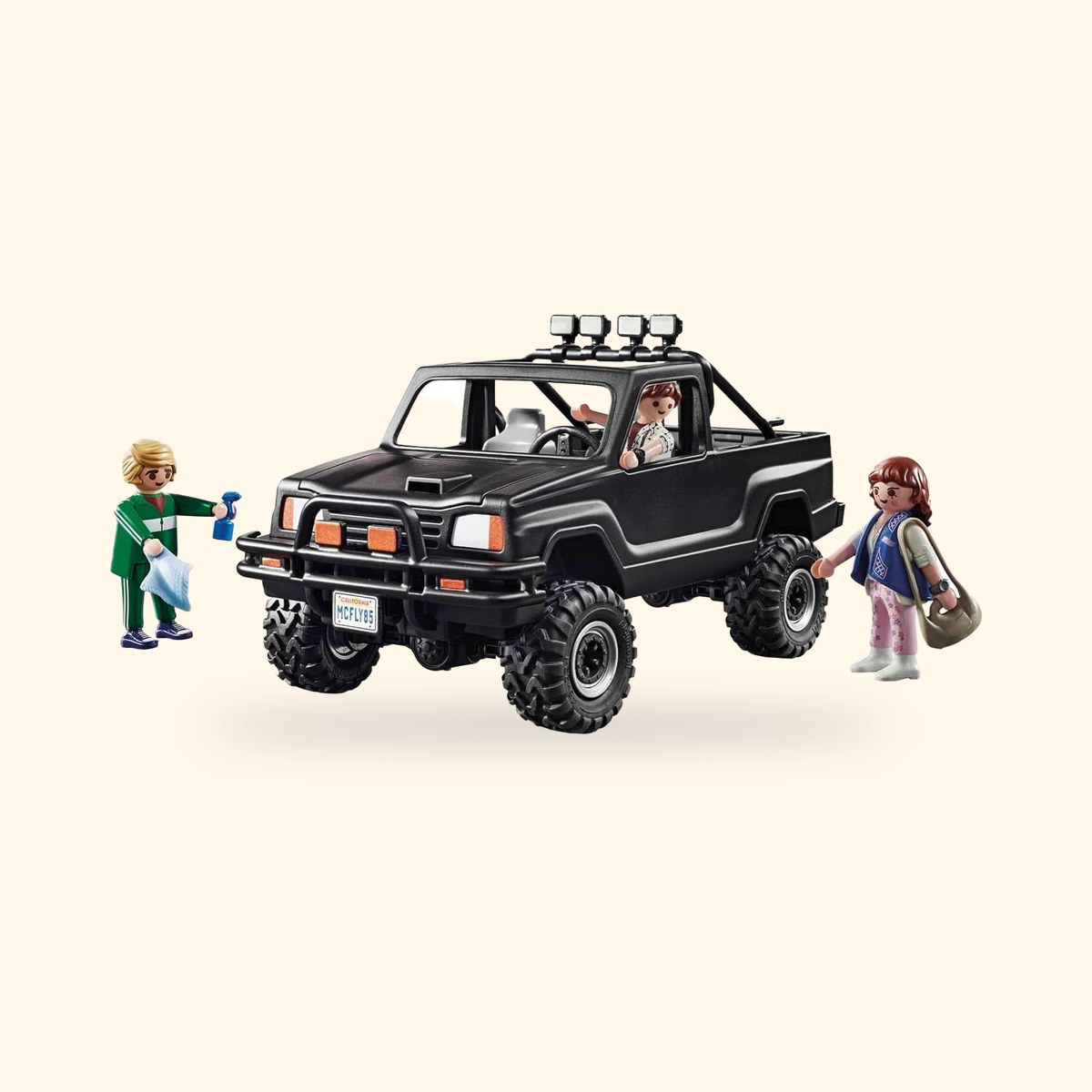 Pick-up noir Playmobil de Marty McFly avec les figurines de Marty, Jennifer et Biff, sur fond crème
