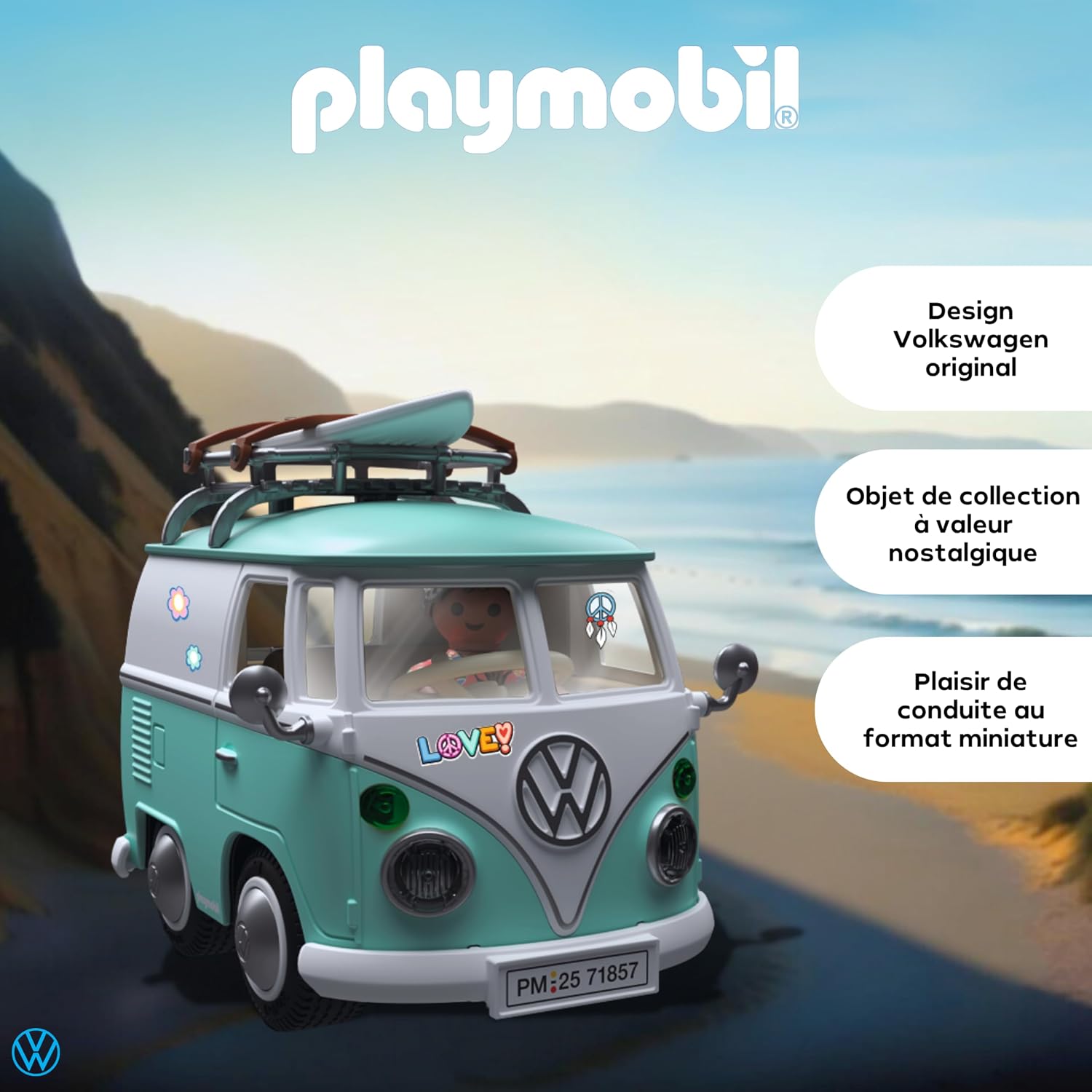 Combi Volkswagen T1 Playmobil vu de face sur une route de bord de mer, autocollant Love sur lavant