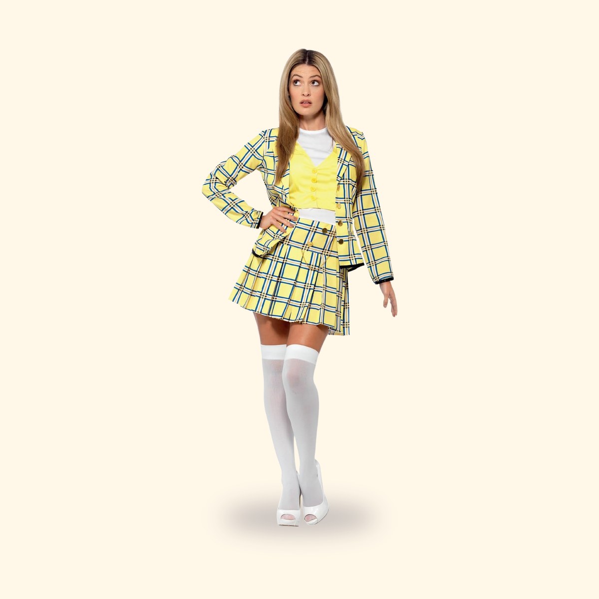 Déguisement Cher de Clueless Smiffys porté : veste et jupe à carreaux jaunes, chaussettes hautes, sur fond crème