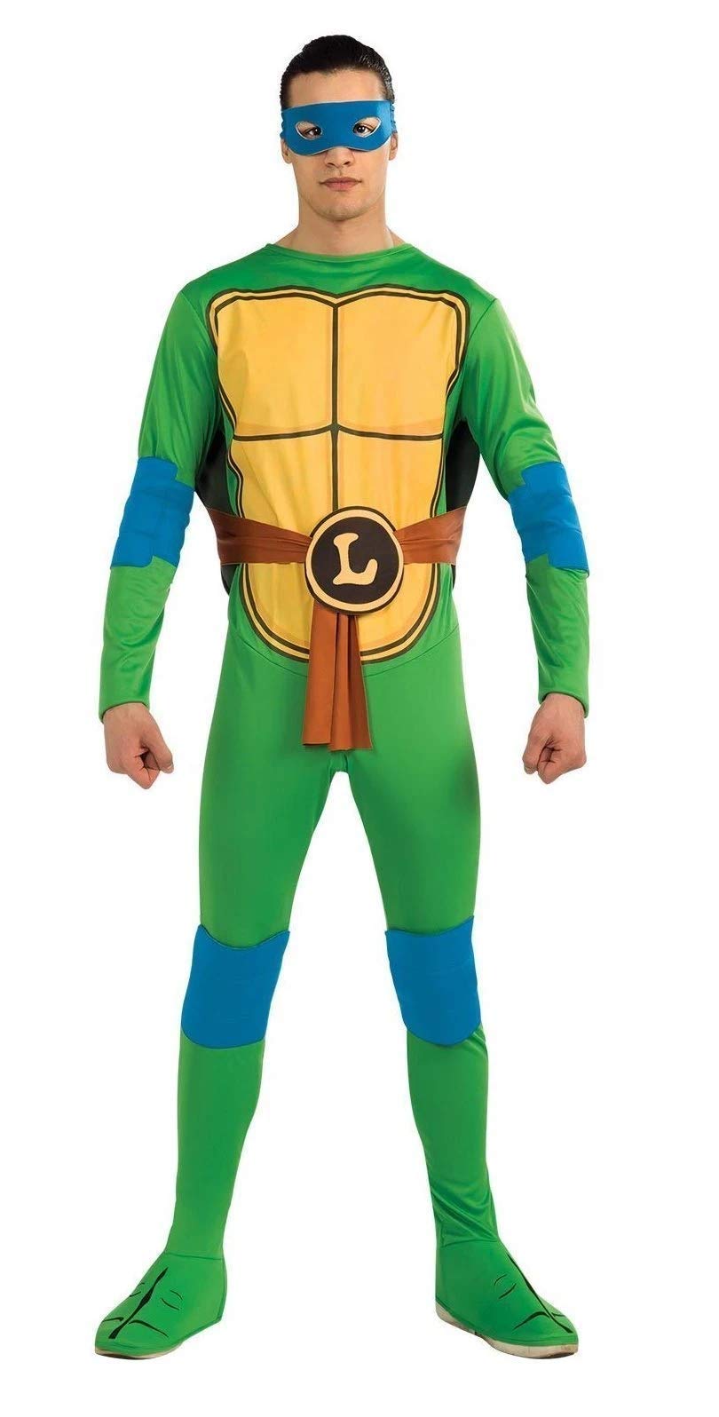 Homme de face en costume de Leonardo : combinaison verte, plastron jaune, ceinture au L, masque bleu