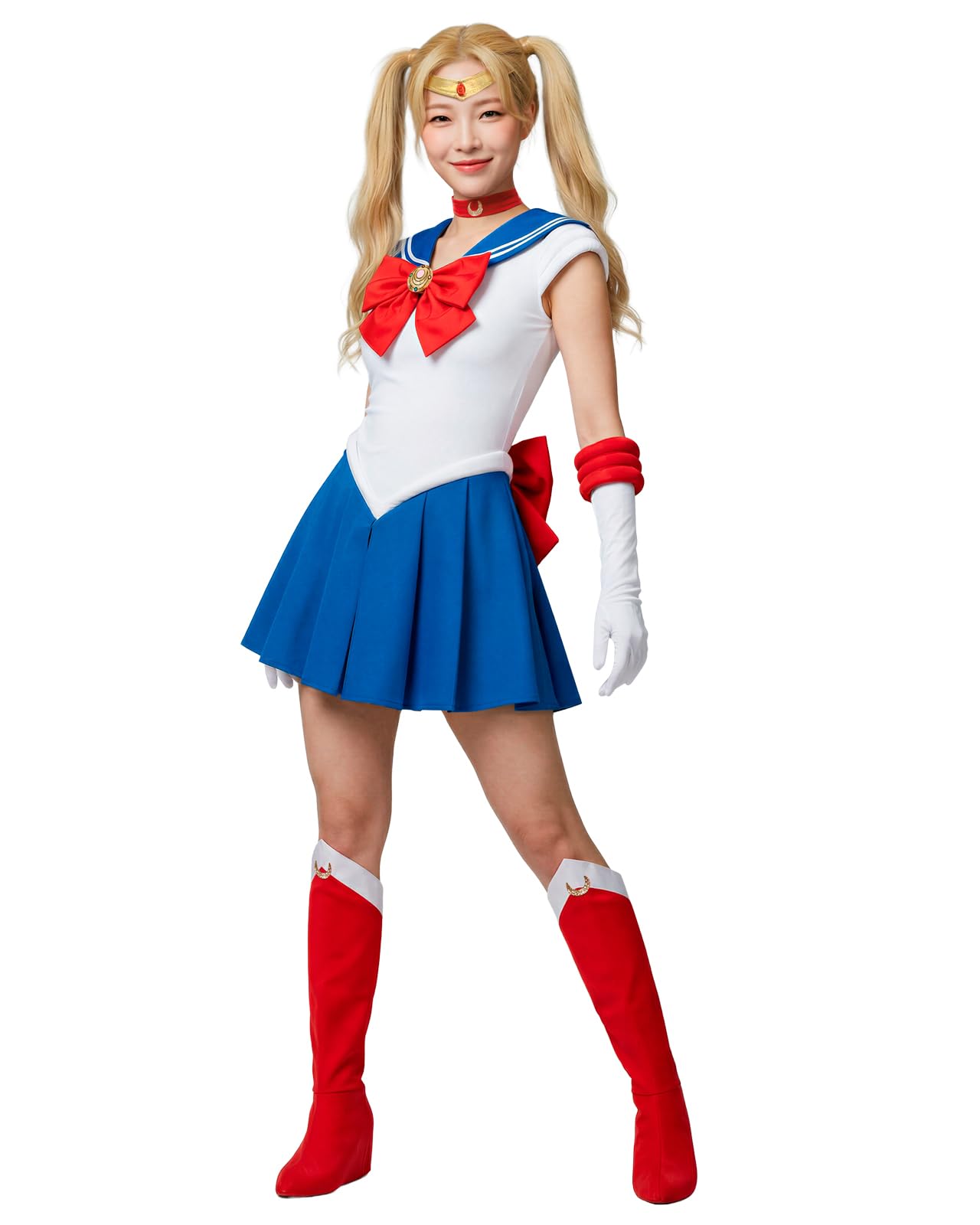 Femme en costume de Sailor Moon avec une perruque blonde à couettes, non fournie, et les couvre-bottes rouges