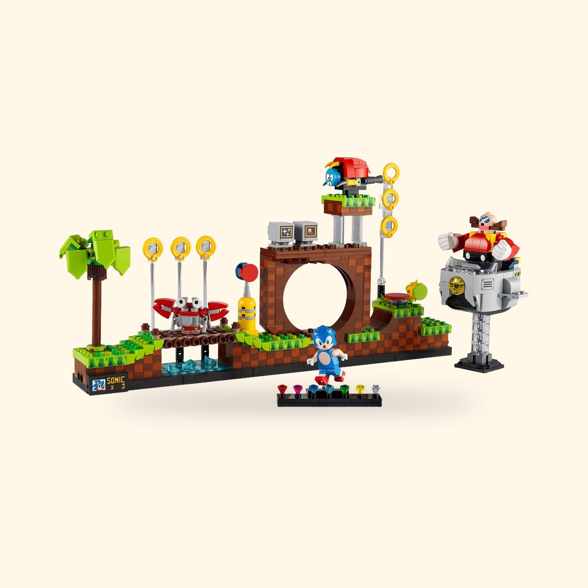 Set LEGO Ideas 21331 Sonic Green Hill Zone monté, avec Sonic, Dr Eggman et les émeraudes, sur fond crème