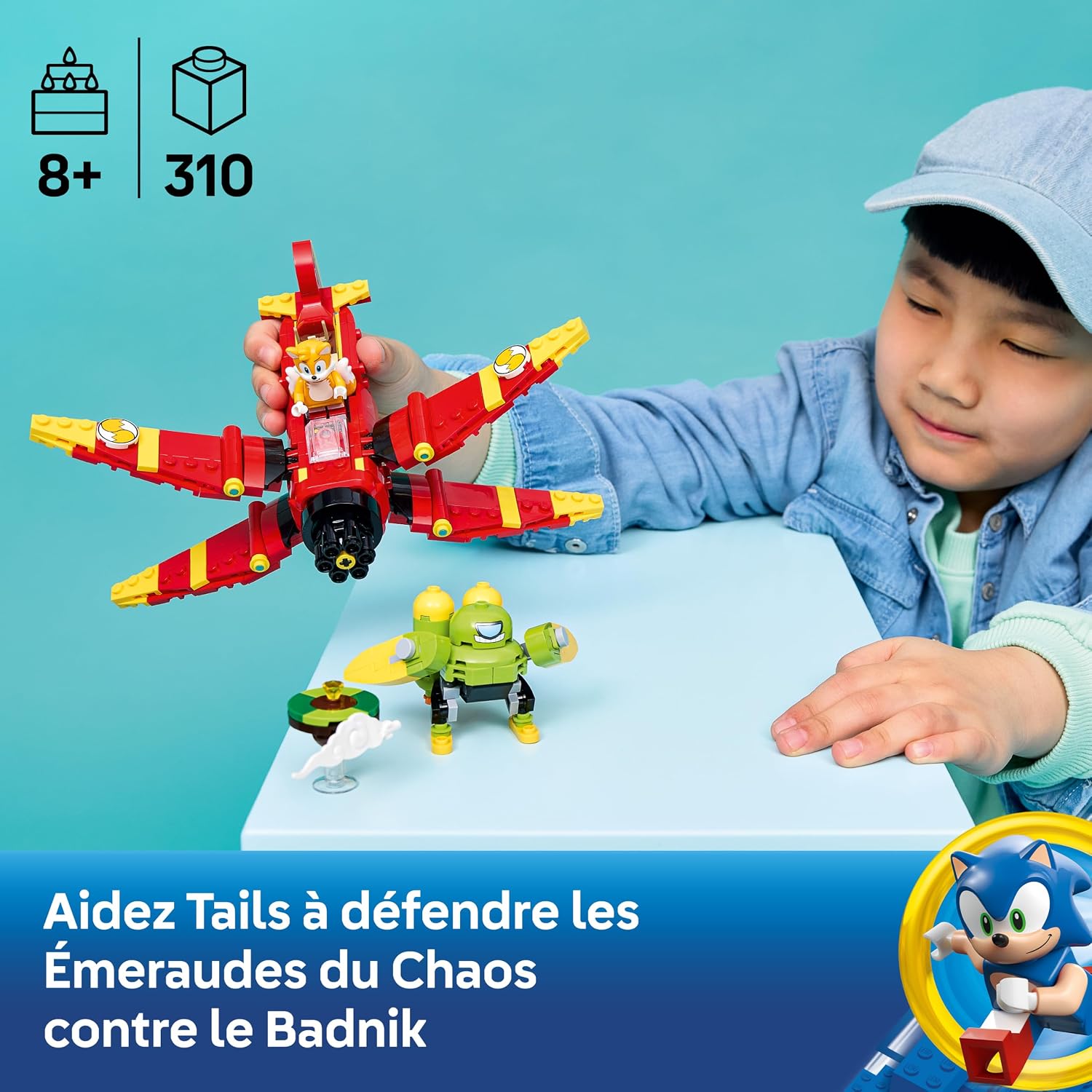 Enfant qui tient le Tornado-1 LEGO au-dessus dune table, pastilles 8+ et 310 pièces, légende en français