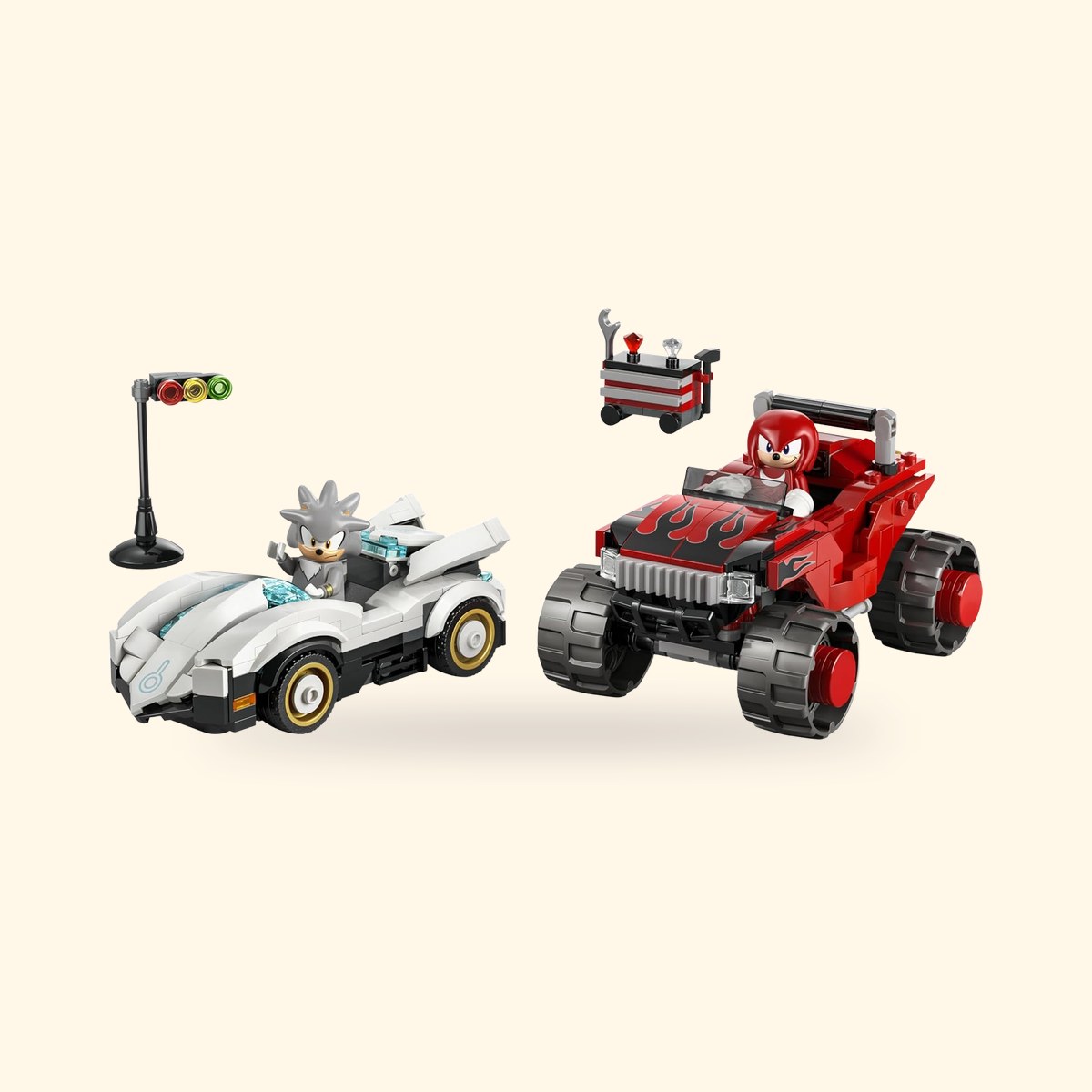 Voiture blanche de Silver et monster truck rouge de Knuckles en LEGO, avec leurs minifigurines, sur fond crème