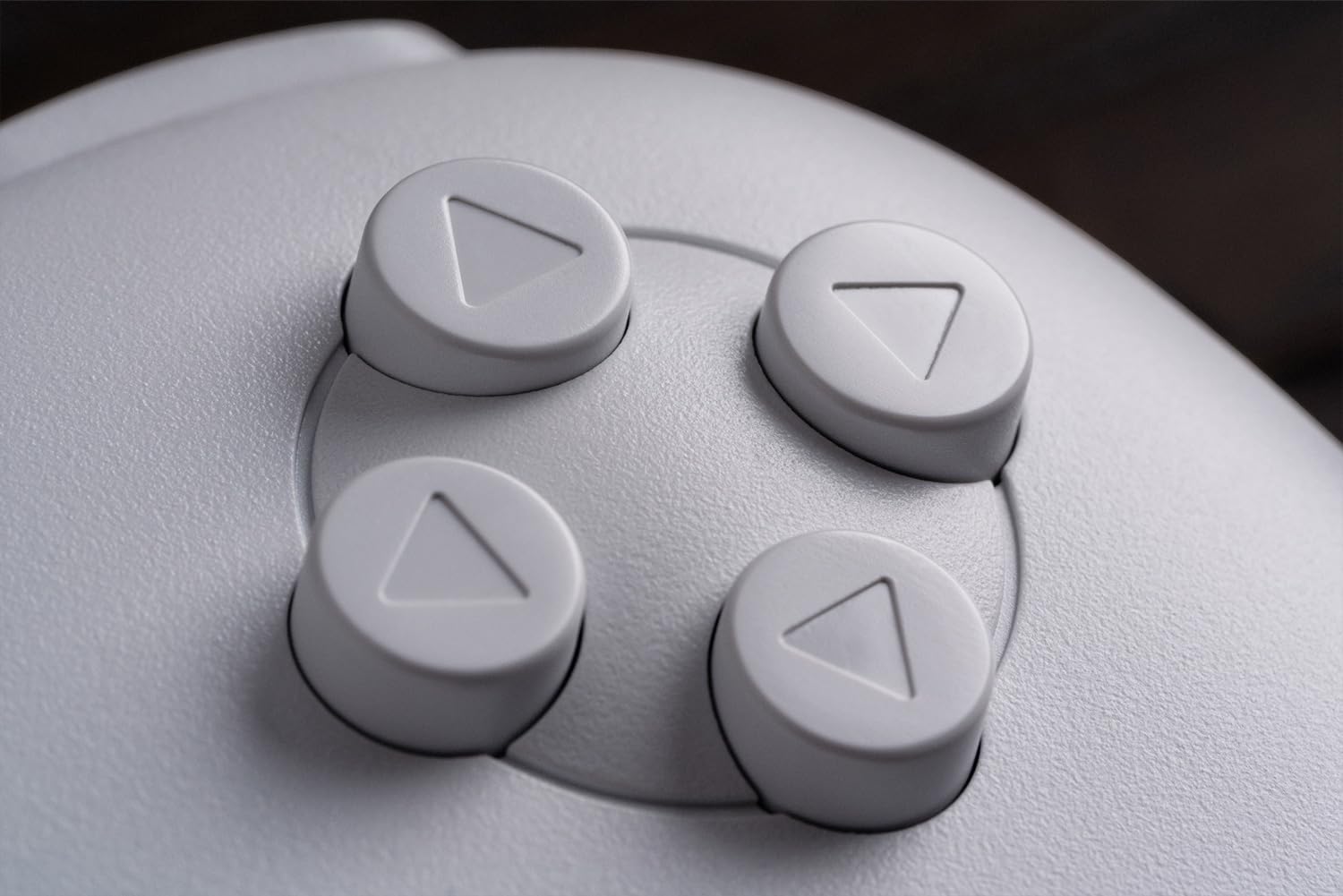 Gros plan des quatre boutons C de la 8BitDo 64, version blanche