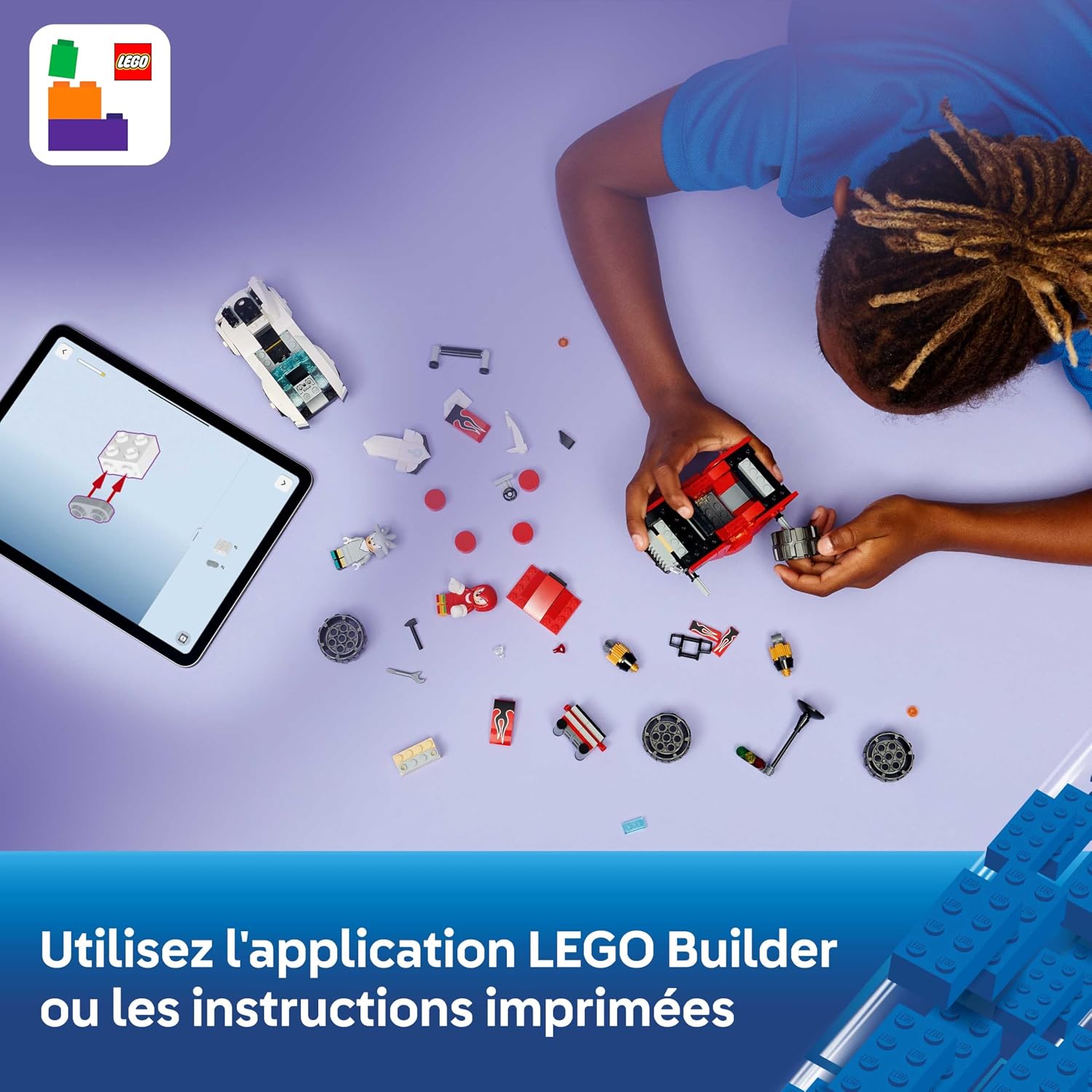 Enfant qui construit le set à côté dune tablette ouverte sur lapplication LEGO Builder