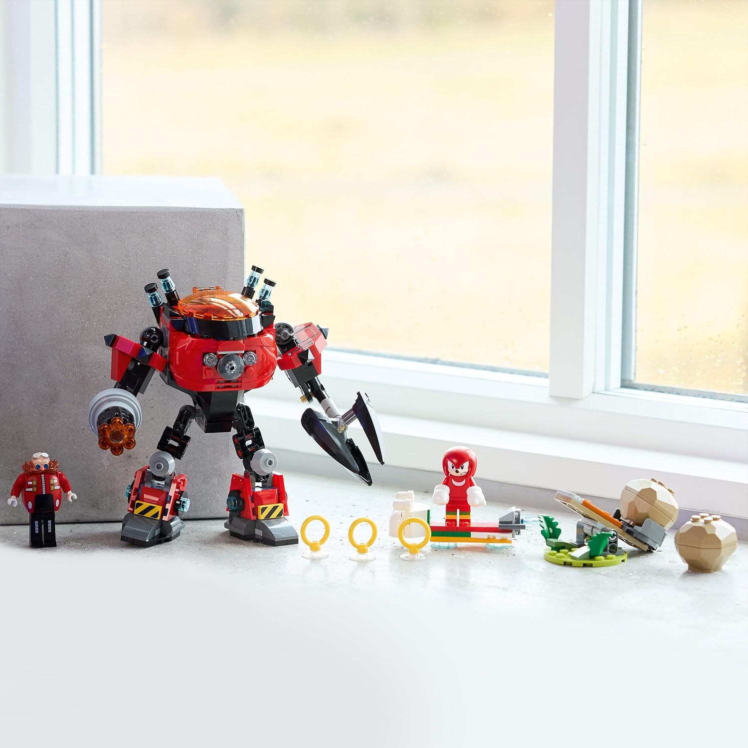 Le set LEGO Sonic 77005 exposé sur un rebord de fenêtre, robot et minifigurines alignés