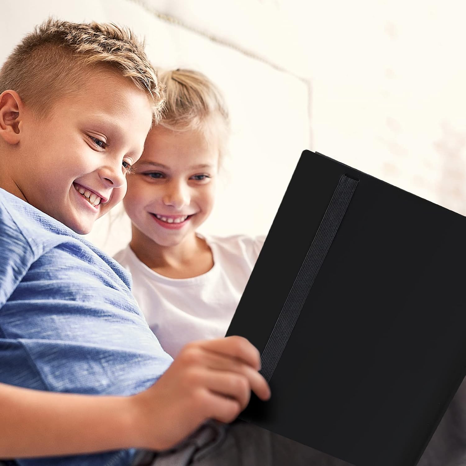 Deux enfants qui feuillettent le classeur noir Revspoir