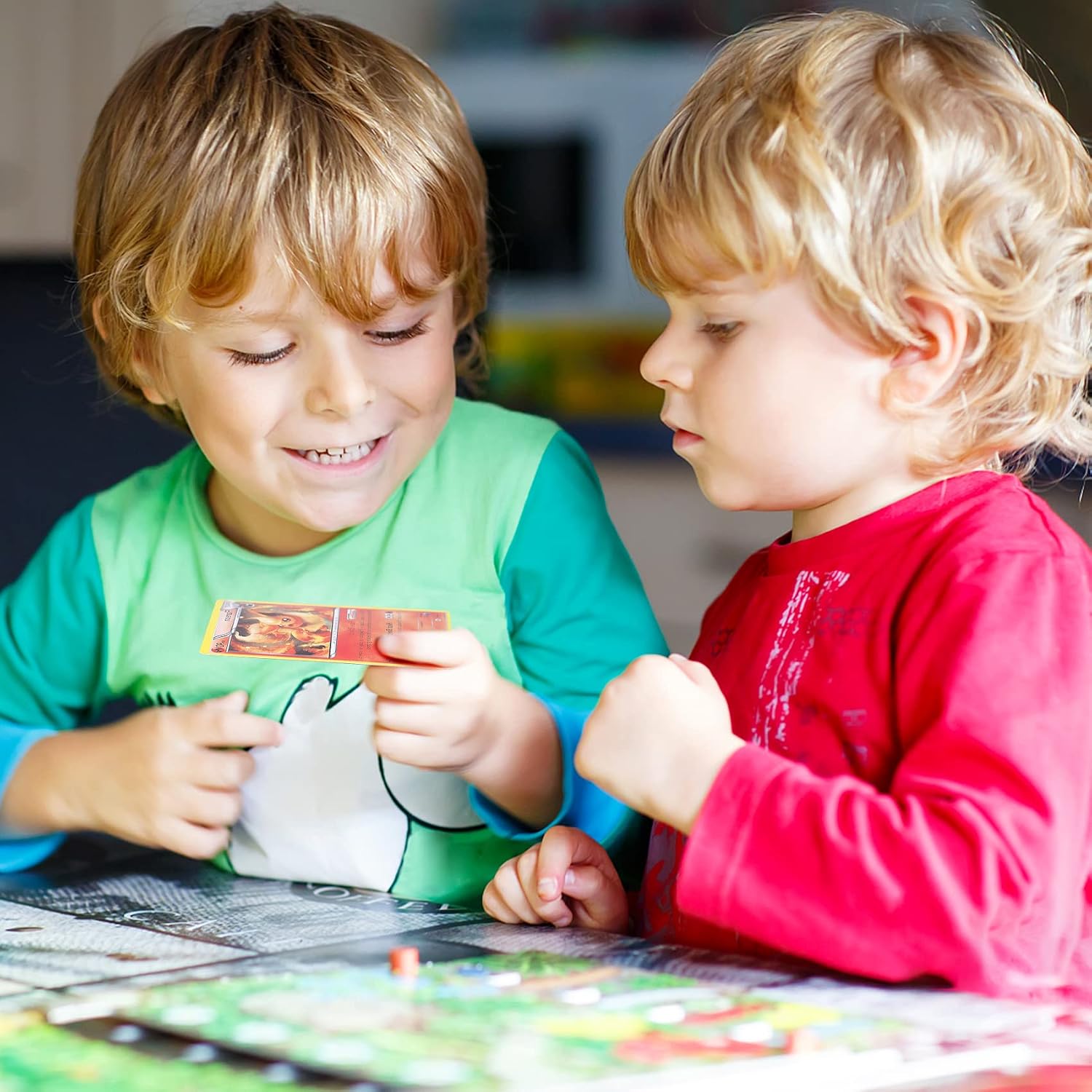 Deux enfants qui regardent une carte, classeur ouvert devant eux