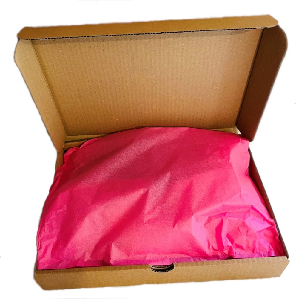 La boîte en carton vide, garnie de papier de soie rose