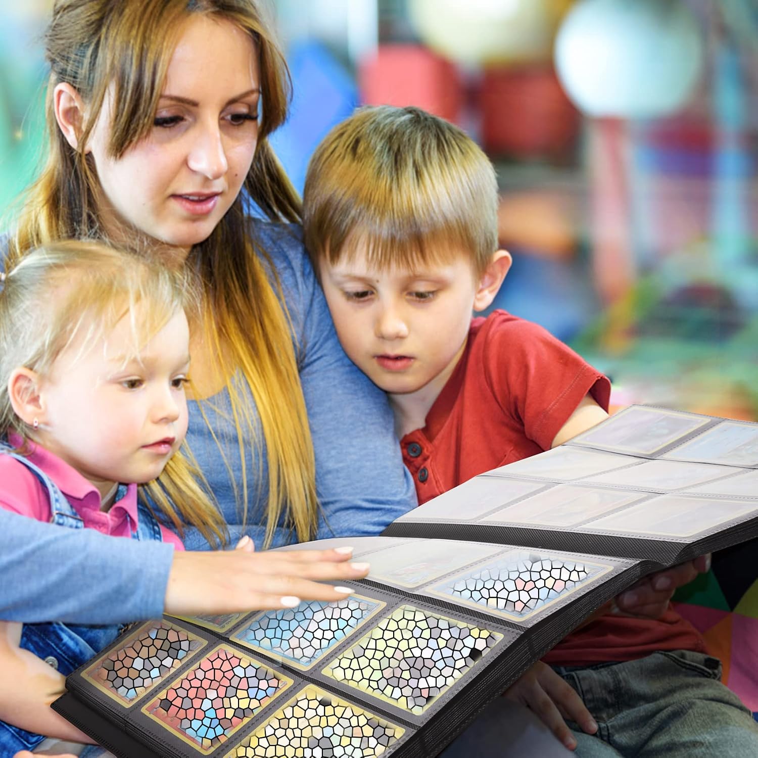 Femme et enfants qui regardent les cartes rangées dans un classeur