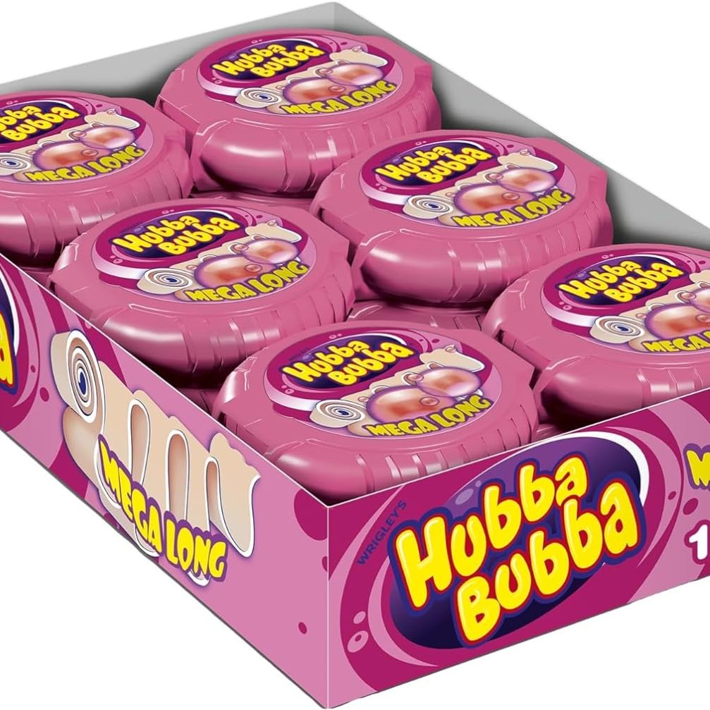 Carton présentoir ouvert rempli de rouleaux Hubba Bubba Mega Long roses, coupé sur les bords