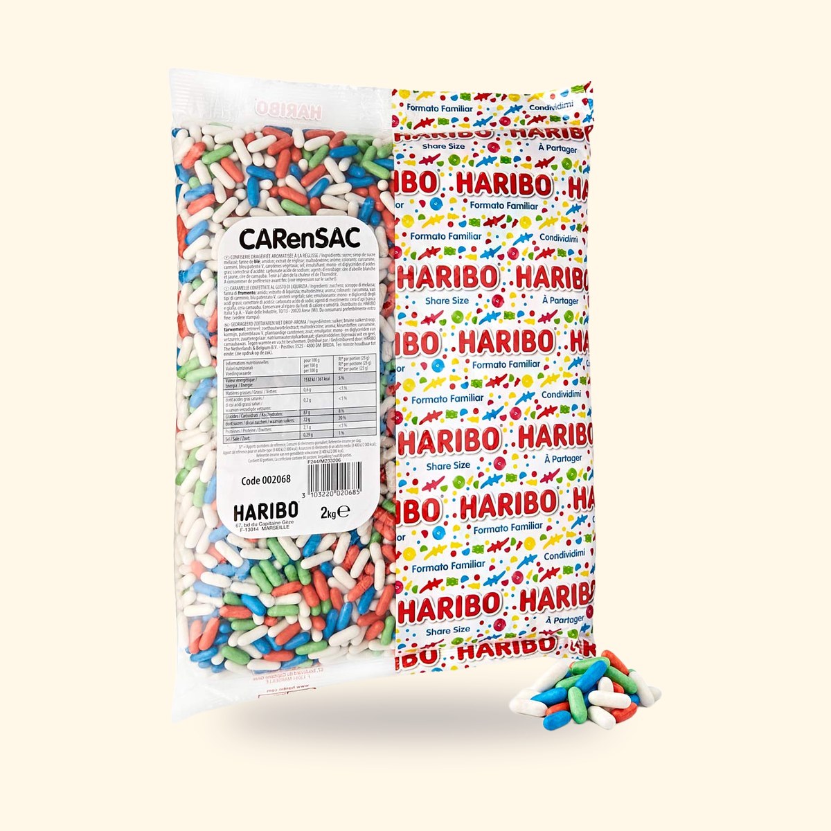 Sachet vrac Haribo de 2 kg de Car en Sac et une poignée de dragées colorées, sur fond crème
