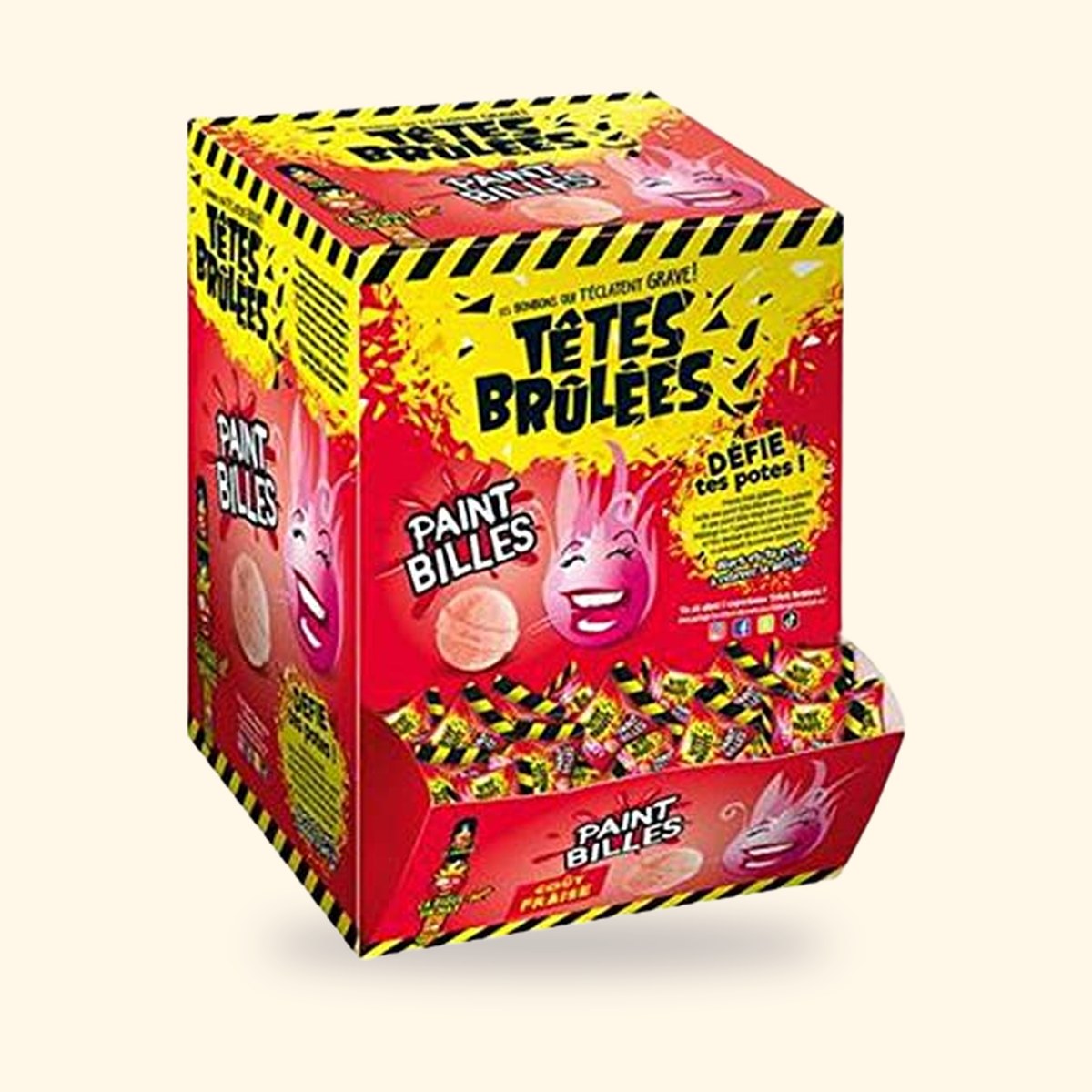 Boîte présentoir Têtes Brûlées Paint Billes goût fraise, ouverte sur des bonbons emballés, sur fond crème