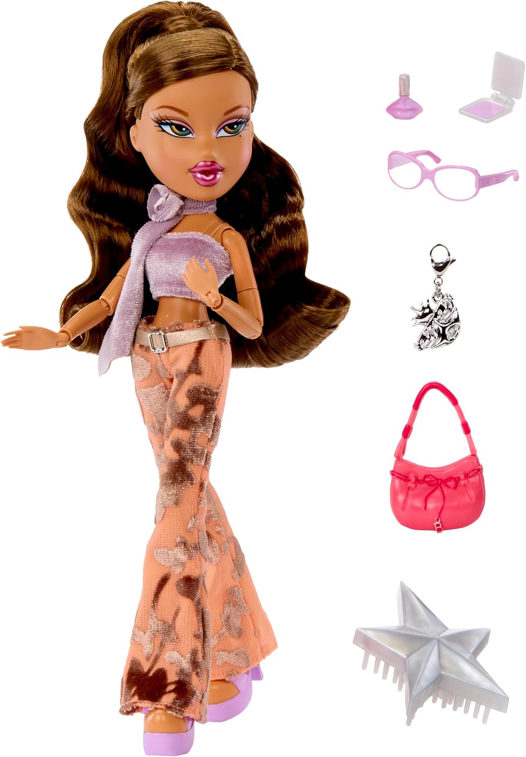 Yasmin et ses accessoires : vernis, poudrier, lunettes, charm, sac rose et brosse en étoile