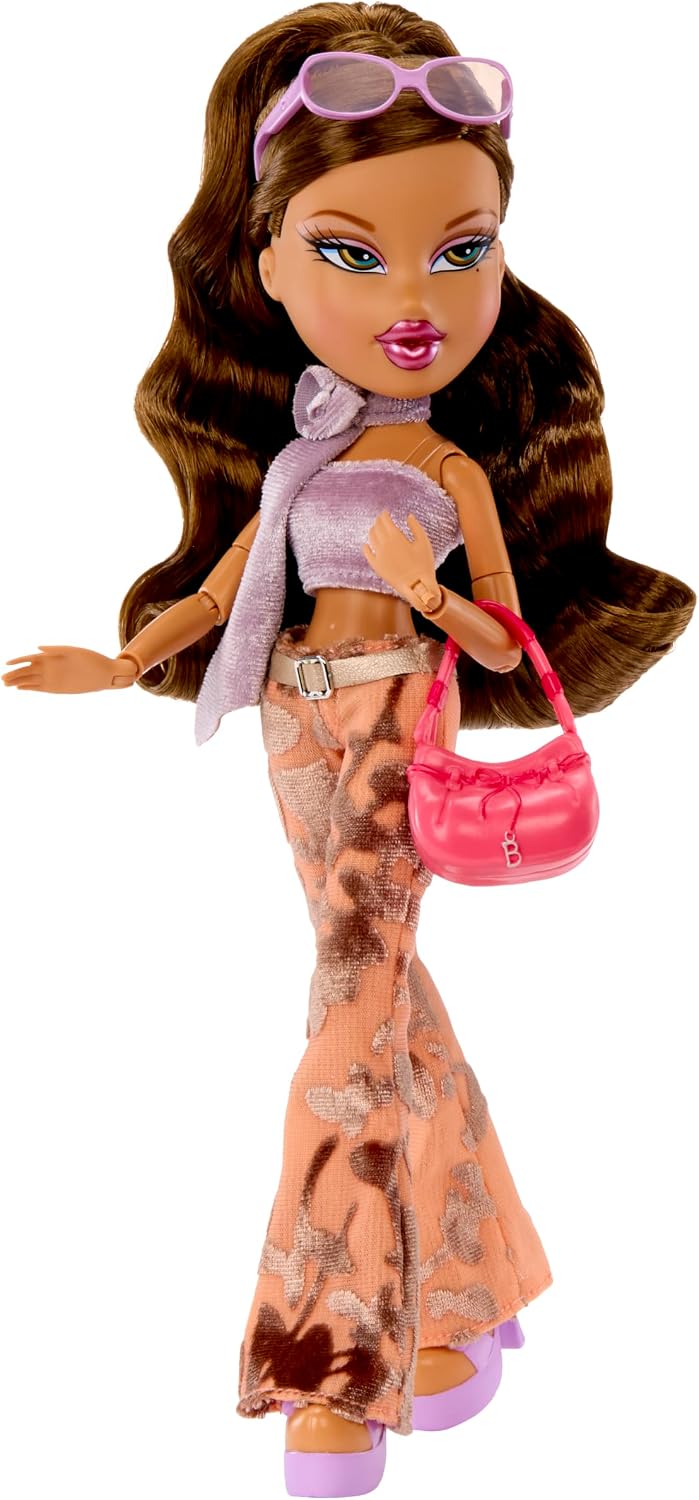 Yasmin de face, lunettes de soleil sur la tête et sac rose à la main