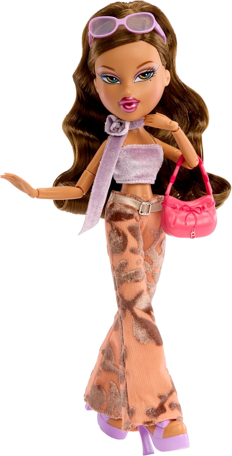 Yasmin de trois quarts, lunettes sur la tête et sac rose au bras