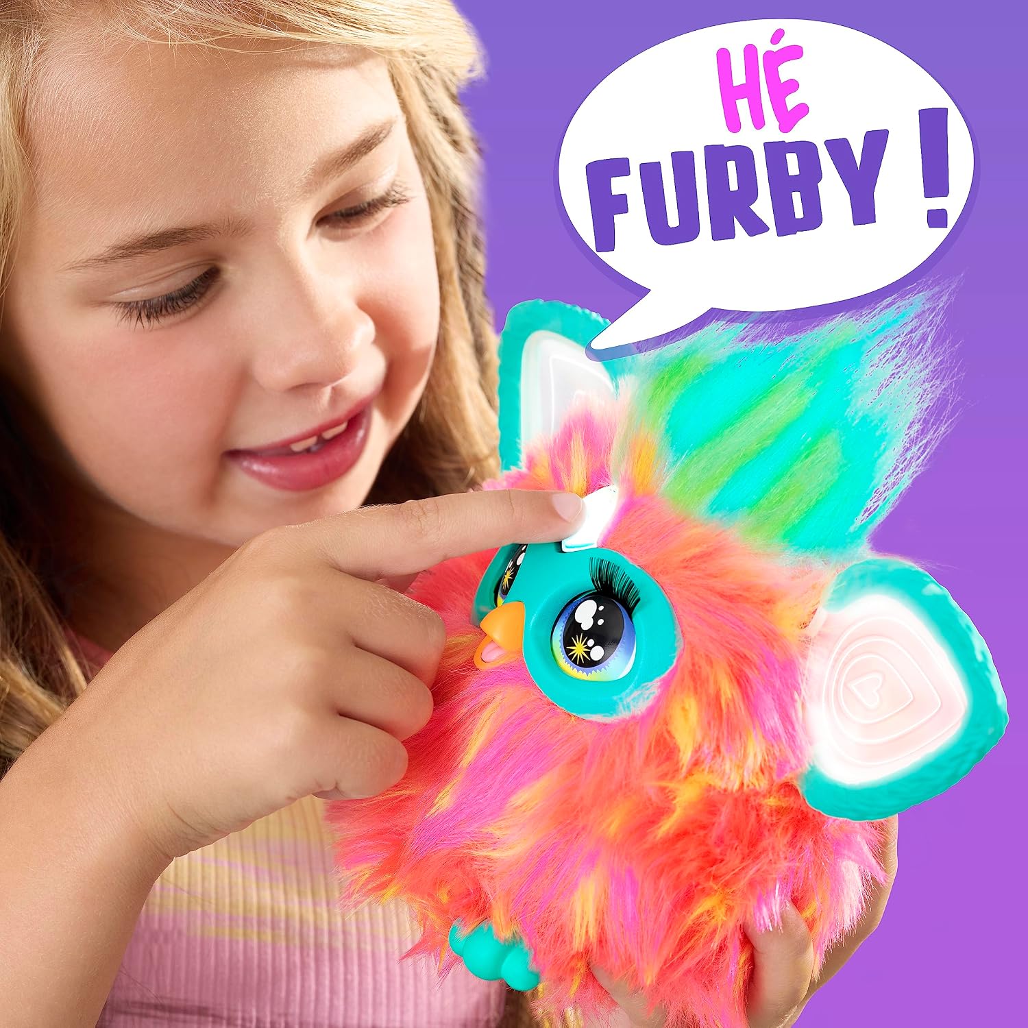 Fillette qui appuie sur le cœur du Furby, bulle « Hé Furby »