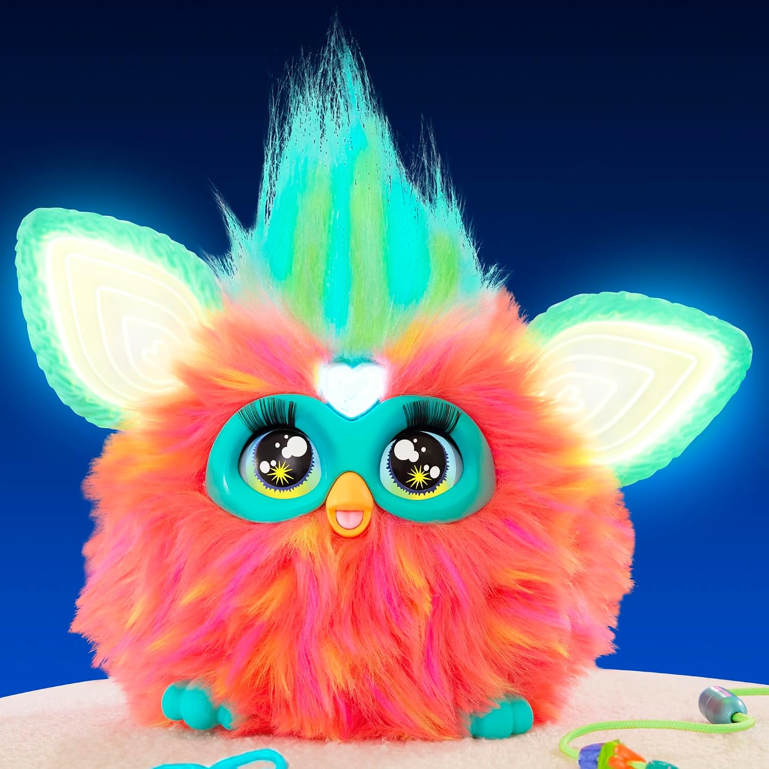 Furby Corail aux oreilles lumineuses sur fond bleu nuit