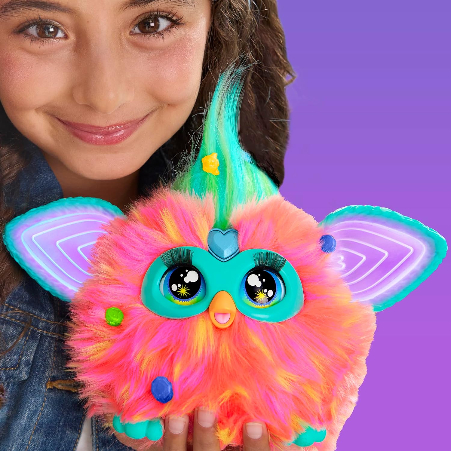 Fillette tenant le Furby, perles clipsées dans sa fourrure