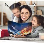 Mère et filles qui feuillettent le classeur Mactoou