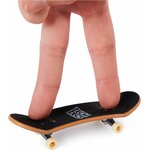 Deux doigts posés sur un finger skate Tech Deck, vue de côté