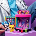 Enfant qui joue avec la boutique déployée, le panda et le chinchilla jaune devant