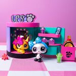 Boutique ouverte côté loge, chinchilla au miroir et panda à nœud bleu devant les étagères
