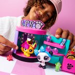 Enfant souriant qui joue avec la boutique, le chinchilla et le panda