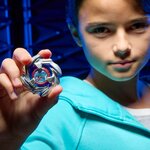 Enfant qui tient la toupie Cobalt Dragoon entre ses doigts