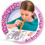 Fillette qui souffle dans un Blopens au-dessus dun pochoir, visuel Effets aérographe