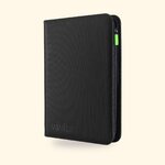 Classeur Vault X noir à 9 pochettes fermé par un zip, sur fond crème
