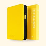 Mini classeur Vault X jaune à 4 pochettes et sa boîte, sur fond crème