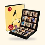 Classeur Pokémon Ultra Pro Pikachu ouvert sur ses pochettes, sur fond crème