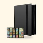 Classeur noir Revspoir pour 540 cartes à côté d'une page de cartes, sur fond crème