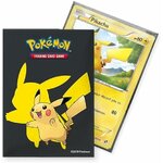 Sleeve Pikachu Ultra Pro à côté dune carte Pikachu glissée dans sa pochette