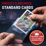 Carte de sport glissée à la main dans une sleeve souple Ultra Pro