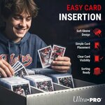 Collectionneur qui range des cartes protégées par des sleeves Ultra Pro dans une boîte