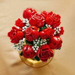 Bouquet de roses rouges et de gypsophile LEGO vu de dessus, dans un vase