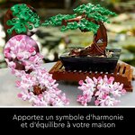 Bonsaï LEGO sur son support, entouré de fleurs de cerisier roses