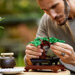 Construction du bonsaï LEGO, feuillage vert posé sur le tronc