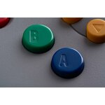 Gros plan des boutons A bleu et B vert de la manette 8BitDo 64
