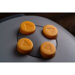 Gros plan des quatre boutons C jaunes de la manette 8BitDo 64