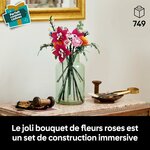 Joli bouquet de fleurs roses LEGO de 749 pièces dans un vase, sur une commode
