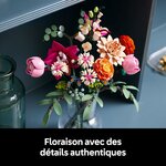 Gros plan des fleurs roses, orange et blanches du bouquet LEGO 10342