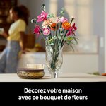 Bouquet de fleurs roses LEGO dans un vase en verre, dans une cuisine