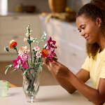 Jeune femme qui arrange le joli bouquet de fleurs roses LEGO